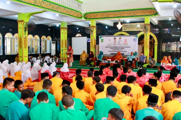 Ketua TP-PKK Batam Erlita Amsakar berdialog dengan siswi peserta pembinaan budi pekerti di Belakangpadang