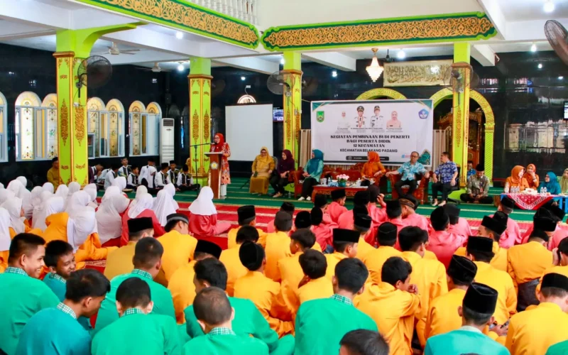 Ketua TP-PKK Batam Erlita Amsakar berdialog dengan siswi peserta pembinaan budi pekerti di Belakangpadang