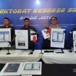Konferensi pers Ditressiber Polda Jatim terkait pengungkapan kasus peretasan 260 website promo judi online