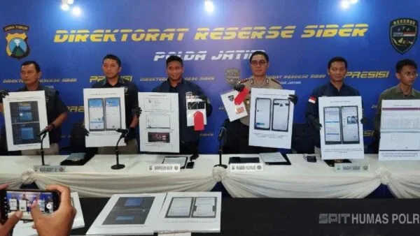 Konferensi pers Ditressiber Polda Jatim terkait pengungkapan kasus peretasan 260 website promo judi online