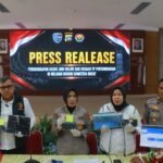 Konferensi pers Polda Sumbar terkait penangkapan 21 tersangka jaringan promotor judi online di Padang