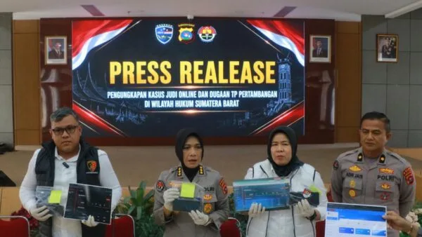 Konferensi pers Polda Sumbar terkait penangkapan 21 tersangka jaringan promotor judi online di Padang