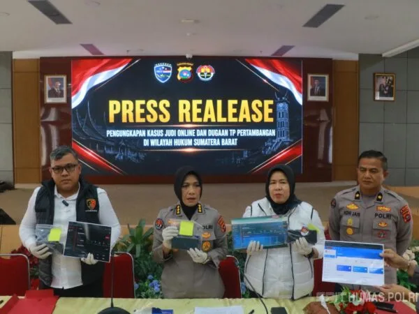 Konferensi pers Polda Sumbar terkait penangkapan 21 tersangka jaringan promotor judi online di Padang