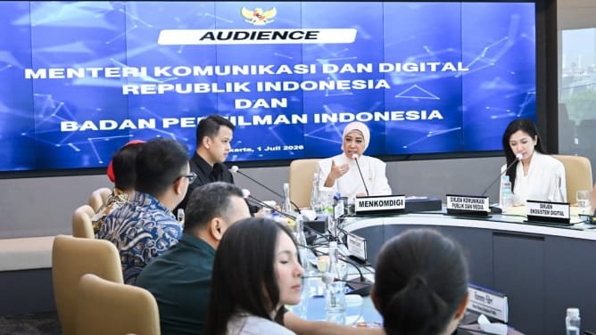 Menteri Komunikasi dan Digital Meutya Hafid saat memimpin pertemuan audiensi dengan Badan Perfilman Indonesia di Kantor Kemkomdigi.