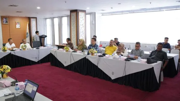 Suasana rapat kerja Komisi IV DPRD Kepri bersama Dinas Pendidikan Kepri untuk mengevaluasi pelaksanaan SPMB 2026.