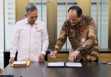 KPK Serahkan Aset Rampasan Senilai Miliaran Rupiah ke Kejaksaan Agung Serah terima dokumen aset rampasan korupsi antara perwakilan KPK dan Kejaksaan Agung.