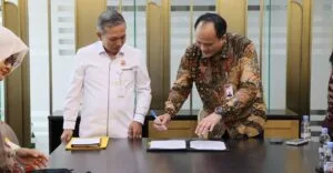 Serah terima dokumen aset rampasan korupsi antara perwakilan KPK dan Kejaksaan Agung.