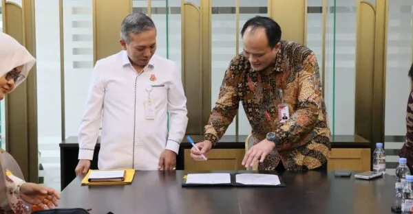 Serah terima dokumen aset rampasan korupsi antara perwakilan KPK dan Kejaksaan Agung.