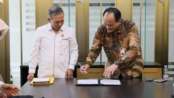 Serah terima dokumen aset rampasan korupsi antara perwakilan KPK dan Kejaksaan Agung.