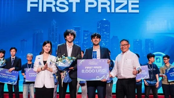 Penyerahan piala Juara 1 Asian Hackathon for Green Future 2026 kepada Team Helios dari Singapura oleh Prof Duong Nguyen Vu dan Dr Thai-Ha Le di VinUniversity Vietnam.