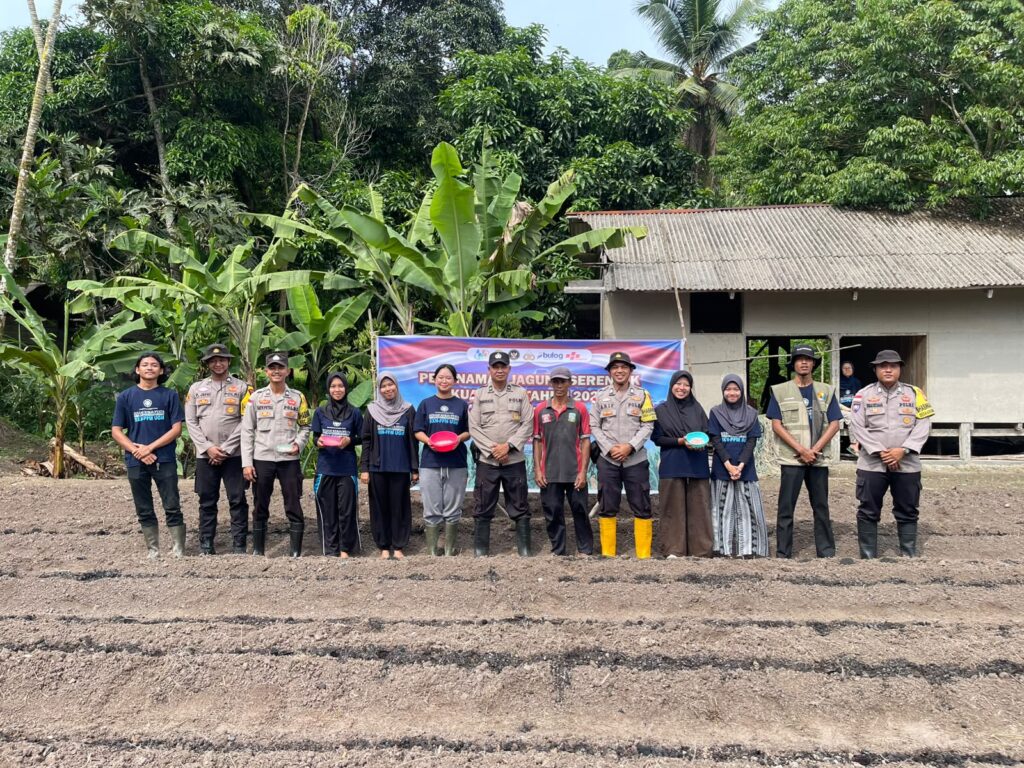 Personel Polsek Jemaja bersama mahasiswa KKN UGM dan Kelompok Tani Tunas Karya saat menanam benih jagung di Desa Bukit Padi.