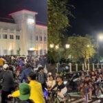 Personel Satlantas Polresta Yogyakarta mengatur arus lalu lintas di kawasan Malioboro saat Jogja Last Friday Ride