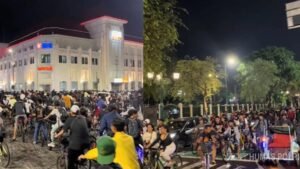 Personel Satlantas Polresta Yogyakarta mengatur arus lalu lintas di kawasan Malioboro saat Jogja Last Friday Ride