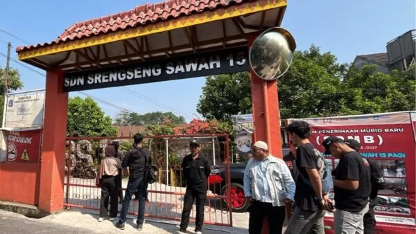 Personel tim gabungan kepolisian saat melakukan pengamanan dan penyisiran di area SDN Srengseng Sawah 15 Jakarta Selatan.