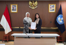 Lewat Beasiswa Garuda, Kemendikti Sainstek dan HKUST Resmi Perkuat Kemitraan Strategis Prof. Ardi Findyartini dan Dr. Alison Lloyd berfoto bersama dalam upacara penandatanganan MoU beasiswa antara Pemerintah Indonesia dan HKUST.