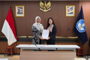 Prof. Ardi Findyartini dan Dr. Alison Lloyd berfoto bersama dalam upacara penandatanganan MoU beasiswa antara Pemerintah Indonesia dan HKUST.