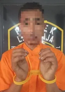 Personel Polsek Lubuk Baja menunjukkan barang bukti hasil curian dalam press release.