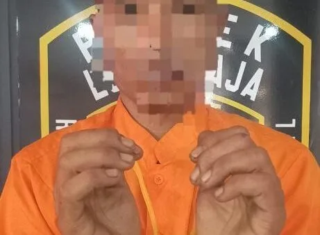 Personel Polsek Lubuk Baja menunjukkan barang bukti hasil curian dalam press release.