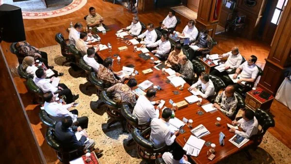 Presiden Prabowo Subianto memimpin rapat terbatas mengenai kebijakan harga BBM sektor perikanan di Hambalang.