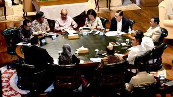 Presiden Prabowo Subianto memimpin diskusi bersama Ketua DEN Luhut Binsar Pandjaitan dan jajaran menteri di Hambalang.