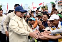 Ingatkan Aparat Negara, Presiden Prabowo: Jangan Melawan Kehendak Rakyat Presiden Prabowo Subianto menyalami warga dengan ramah saat peresmian lima bendungan secara terpusat di NTB.