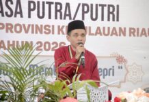 Babak Penyisihan Dimulai, 24 Peserta Kafilah Batam Tarung di 6 Arena MTQ XII Kepri Hari Ini Salah seorang peserta perwakilan Kafilah Kota Batam saat tampil di mimbar tilawah babak penyisihan MTQ XII Kepri di Tanjungpinang.
