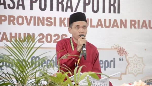Salah seorang peserta perwakilan Kafilah Kota Batam saat tampil di mimbar tilawah babak penyisihan MTQ XII Kepri di Tanjungpinang.