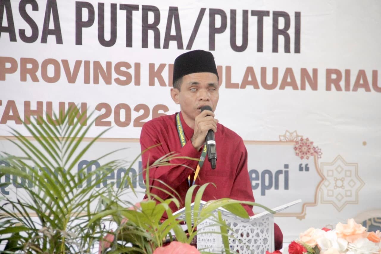 Salah seorang peserta perwakilan Kafilah Kota Batam saat tampil di mimbar tilawah babak penyisihan MTQ XII Kepri di Tanjungpinang.