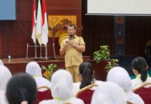 Buka Latsar CPNS 2026, Sekda Firmansyah Tekankan Nilai Dasar ASN Berakhlak Sekda Batam Firmansyah memberikan sambutan pengarahan di podium saat pembukaan Latsar CPNS 2026.