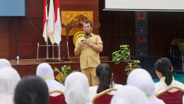 Sekda Batam Firmansyah memberikan sambutan pengarahan di podium saat pembukaan Latsar CPNS 2026.