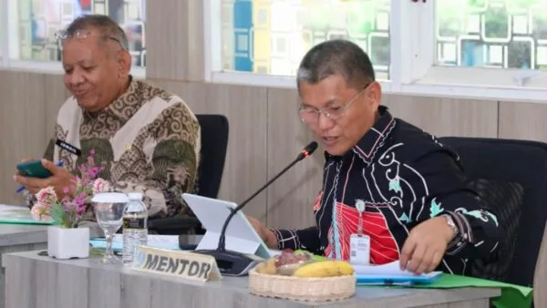 Sekda Batam Firmansyah saat menjadi mentor dalam Seminar Rancangan Proyek Perubahan PKN II di Surabaya.