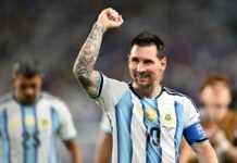32 Besar Piala Dunia 2026: Jerman Gugur, Argentina Lolos Striker dan kapten timnas Argentina Lionel Messi melakukan selebrasi ikonik setelah mencetak gol di babak 32 besar Piala Dunia 2026.
