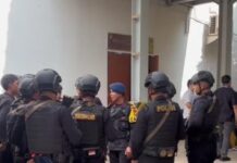 Hari Ini, Tersangka Don Ritto Resmi Dilimpahkan ke Kejaksaan Agung Tersangka kasus korupsi dan TPPU, Don Ritto, saat dikawal ketat petugas kepolisian menuju proses pelimpahan tahap II ke Kejaksaan.