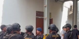 Hari Ini, Tersangka Don Ritto Resmi Dilimpahkan ke Kejaksaan Agung Tersangka kasus korupsi dan TPPU, Don Ritto, saat dikawal ketat petugas kepolisian menuju proses pelimpahan tahap II ke Kejaksaan.
