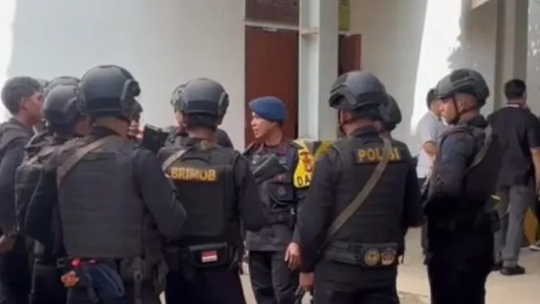 Tersangka kasus korupsi dan TPPU, Don Ritto, saat dikawal ketat petugas kepolisian menuju proses pelimpahan tahap II ke Kejaksaan.