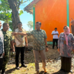 Tim Sekretariat Presiden saat meninjau kondisi bangunan SDN Tanggirejo di Grobogan, Jawa Tengah.