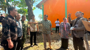 Tim Sekretariat Presiden saat meninjau kondisi bangunan SDN Tanggirejo di Grobogan, Jawa Tengah.