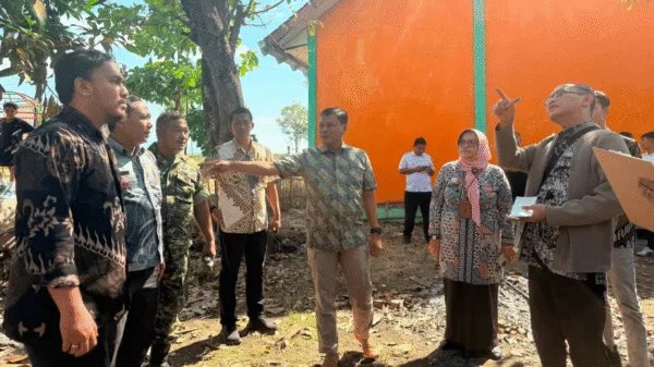 Tim Sekretariat Presiden saat meninjau kondisi bangunan SDN Tanggirejo di Grobogan, Jawa Tengah.