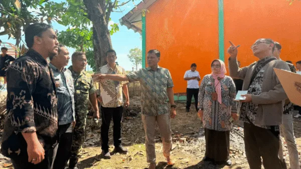 Tim Sekretariat Presiden saat meninjau kondisi bangunan SDN Tanggirejo di Grobogan, Jawa Tengah.