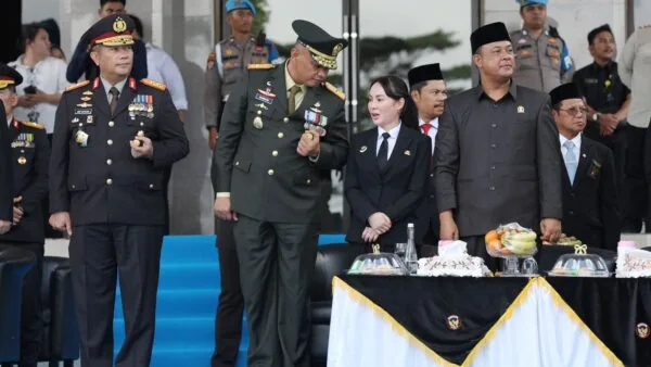 Wakil Wali Kota Batam Li Claudia Chandra berfoto bersama dengan Kapolda Kepri Irjen Pol Asep Safrudin pada Upacara Hari Bhayangkara ke-80 di Polda Kepri.
