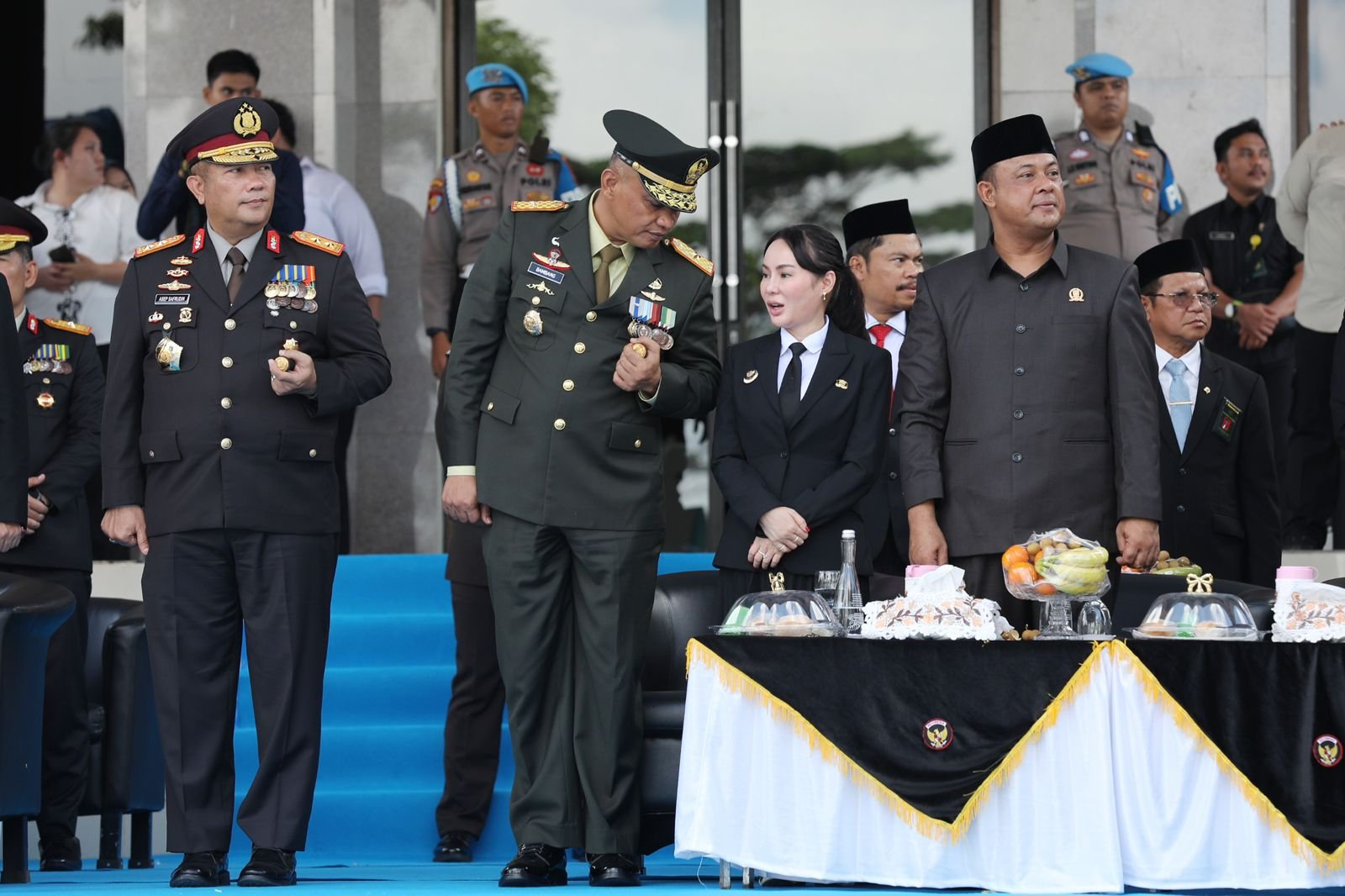 Wakil Wali Kota Batam Li Claudia Chandra berfoto bersama dengan Kapolda Kepri Irjen Pol Asep Safrudin pada Upacara Hari Bhayangkara ke-80 di Polda Kepri.