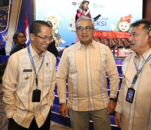 Wali Kota Batam Amsakar Achmad berbincang akrab dengan jajaran kepala daerah dalam Rakernas XVIII APEKSI di Kota Medan.