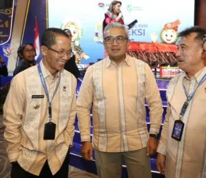 Wali Kota Batam Amsakar Achmad berbincang akrab dengan jajaran kepala daerah dalam Rakernas XVIII APEKSI di Kota Medan.