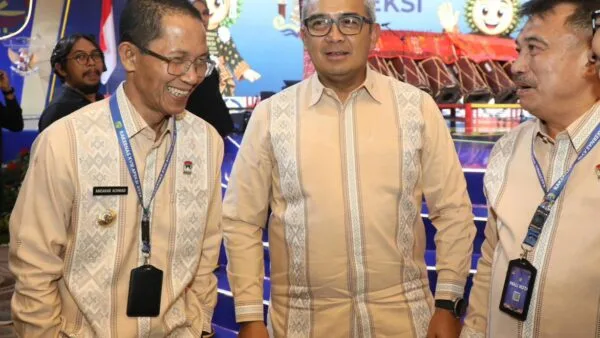 Wali Kota Batam Amsakar Achmad berbincang akrab dengan jajaran kepala daerah dalam Rakernas XVIII APEKSI di Kota Medan.
