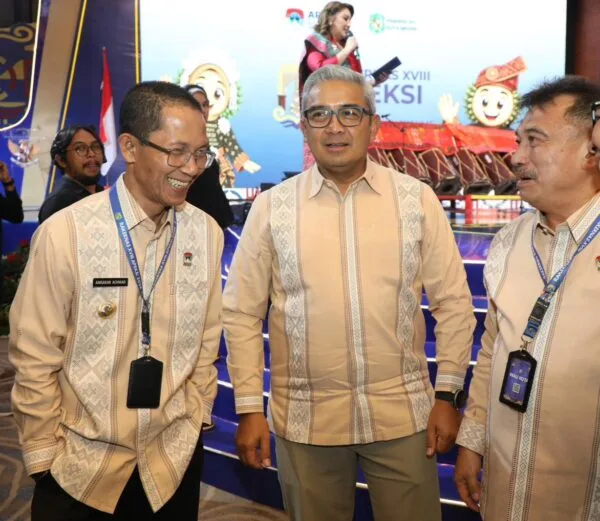 Wali Kota Batam Amsakar Achmad berbincang akrab dengan jajaran kepala daerah dalam Rakernas XVIII APEKSI di Kota Medan.
