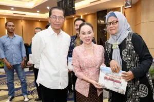 Serahkan Insentif RT/RW Lubukbaja, Wali Kota Batam Komitmen Tunaikan Janji Pembangunan