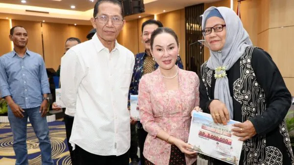 Wali Kota Batam Amsakar Achmad dan Wakil Wali Kota Li Claudia Chandra menyerahkan insentif secara simbolis di Lubukbaja.