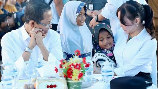 Wali Kota Batam Amsakar Achmad dan Wakil Wali Kota Li Claudia Chandra berfoto bersama anak-anak di Kecamatan Galang.