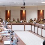 Wali Kota Batam Amsakar Achmad didampingi Wakil Wali Kota Li Claudia Chandra saat memimpin rapat evaluasi.