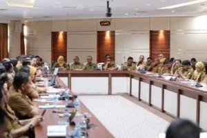 Wali Kota Batam Amsakar Achmad didampingi Wakil Wali Kota Li Claudia Chandra saat memimpin rapat evaluasi.